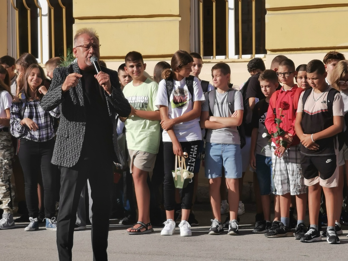 Областният управител беше гост на първия учебен ден в ОУ Цветан Спасов